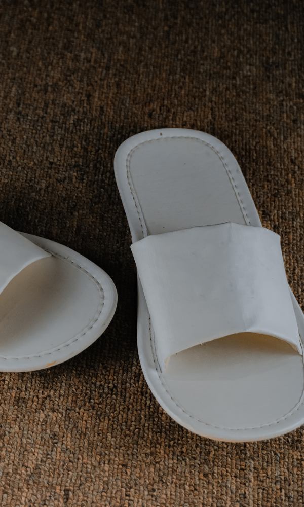 Beş yıldızlı oteller için özel tasarım lüks havlu otel terlikleri - Step Otel Terlikleri. Lüks Otel Terliği Tasarımı ve Üretimi. Kurumsal logolu premium velur otel terliği, yumuşak dokulu lüks buklet ürünleri. Üst segment kadife otel terliği seçenekleri. Otellere özel nakışlı terlik üretimi ve kurumsal marka kimliği uygulamaları. Yüksek kaliteli kullan-at otel terlikleri.