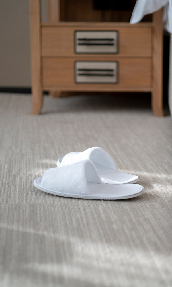 Beş yıldızlı oteller için özel tasarım lüks havlu otel terlikleri - Step Otel Terlikleri. Lüks Otel Terliği Tasarımı ve Üretimi. Kurumsal logolu premium velur otel terliği, yumuşak dokulu lüks buklet ürünleri. Üst segment kadife otel terliği seçenekleri. Otellere özel nakışlı terlik üretimi ve kurumsal marka kimliği uygulamaları. Yüksek kaliteli kullan-at otel terlikleri.