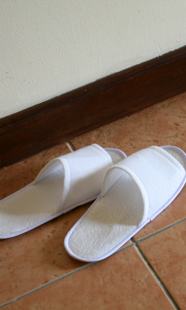 Beş yıldızlı oteller için özel tasarım lüks havlu otel terlikleri - Step Otel Terlikleri. Lüks Otel Terliği Tasarımı ve Üretimi. Kurumsal logolu premium velur otel terliği, yumuşak dokulu lüks buklet ürünleri. Üst segment kadife otel terliği seçenekleri. Otellere özel nakışlı terlik üretimi ve kurumsal marka kimliği uygulamaları. Yüksek kaliteli kullan-at otel terlikleri.